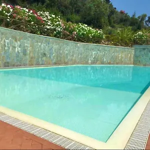 la-fiorita-a-varigotti-con-box-e-piscina.hotelitalianriviera.com/